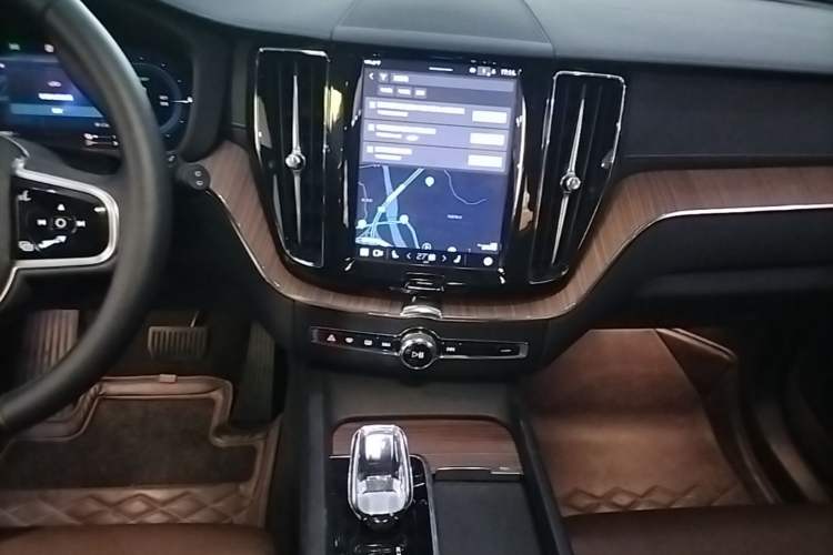 Used Volvo XC60 New Energy 2025 Plug-in Hybrid Long-Range All-Wheel Drive Smart & Luxurious Edition Audio And AC Panel