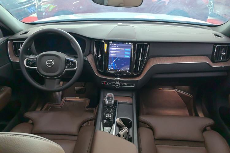 Used Volvo XC60 New Energy 2025 Plug-in Hybrid Long-Range All-Wheel Drive Smart & Luxurious Edition Center Console