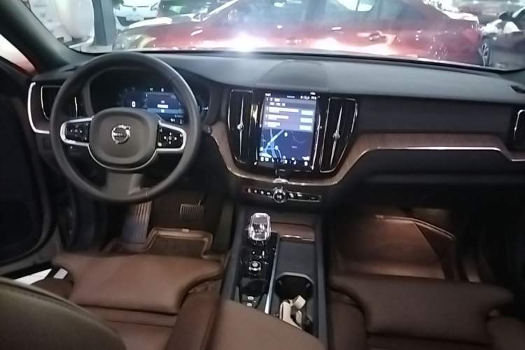 Used Volvo XC60 New Energy 2025 Plug-in Hybrid Long-Range All-Wheel Drive Smart & Luxurious Edition Center Console