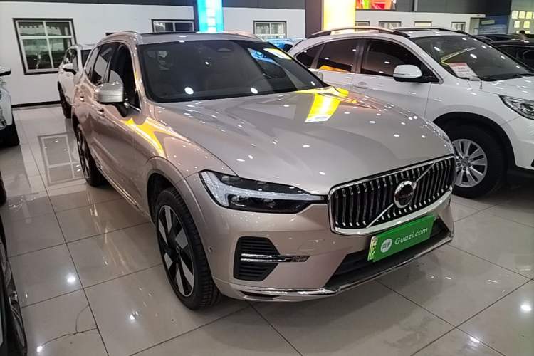 Used Volvo XC60 New Energy 2025 Plug-in Hybrid Long-Range All-Wheel Drive Smart & Luxurious Edition Front Right 45 Deg