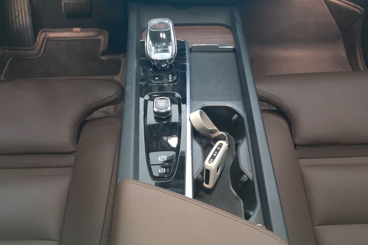 Used Volvo XC60 New Energy 2025 Plug-in Hybrid Long-Range All-Wheel Drive Smart & Luxurious Edition Gear Lever