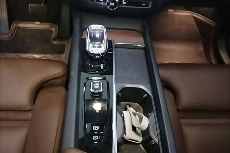 Used Volvo XC60 New Energy 2025 Plug-in Hybrid Long-Range All-Wheel Drive Smart & Luxurious Edition Gear Lever