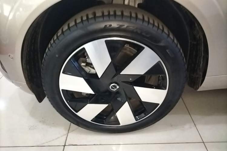 Used Volvo XC60 New Energy 2025 Plug-in Hybrid Long-Range All-Wheel Drive Smart & Luxurious Edition Left Front Wheel Hub