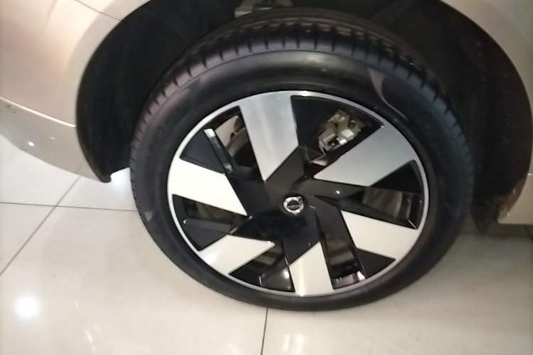 Used Volvo XC60 New Energy 2025 Plug-in Hybrid Long-Range All-Wheel Drive Smart & Luxurious Edition Right Rear Wheel Hub