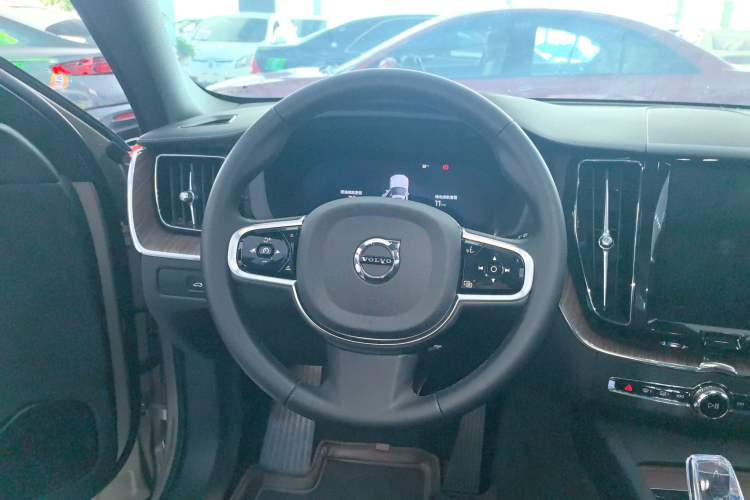 Used Volvo XC60 New Energy 2025 Plug-in Hybrid Long-Range All-Wheel Drive Smart & Luxurious Edition Steering Wheel