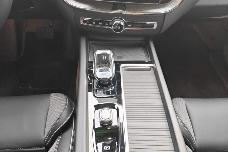 Used Volvo XC60 New Energy 2026 Model Plug-in Hybrid Long-Range Four-Wheel Drive Zhiyuan Polar Night Black Edition Gear Lever