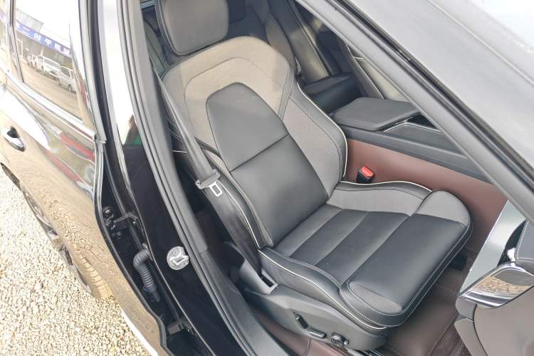 Used Volvo XC60 New Energy 2026 Model Plug-in Hybrid Long-Range Four-Wheel Drive Zhiyuan Polar Night Black Edition Right Front Seat