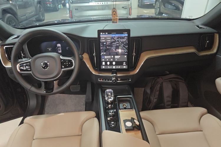 Used Volvo XC60 New Energy 2026 Model Plug-in Hybrid Long-Range Four-Wheel Drive Zhiyuan Luxury Edition Center Console
