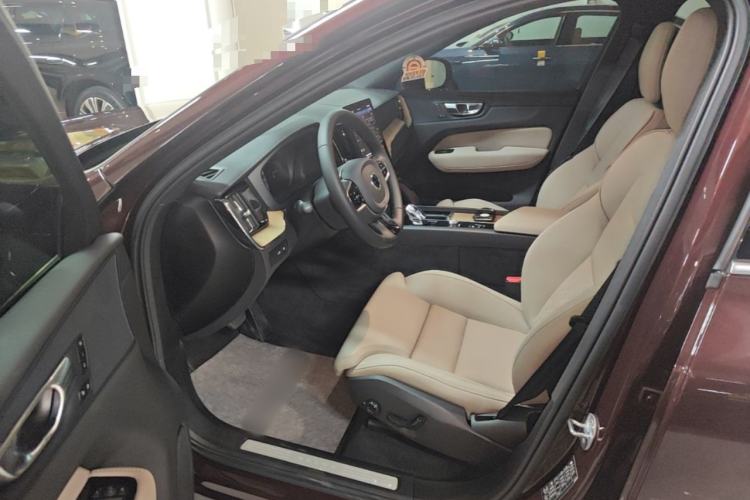 Used Volvo XC60 New Energy 2026 Model Plug-in Hybrid Long-Range Four-Wheel Drive Zhiyuan Luxury Edition Driver Seat