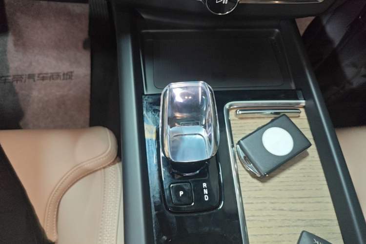 Used Volvo XC60 New Energy 2026 Model Plug-in Hybrid Long-Range Four-Wheel Drive Zhiyuan Luxury Edition Gear Lever