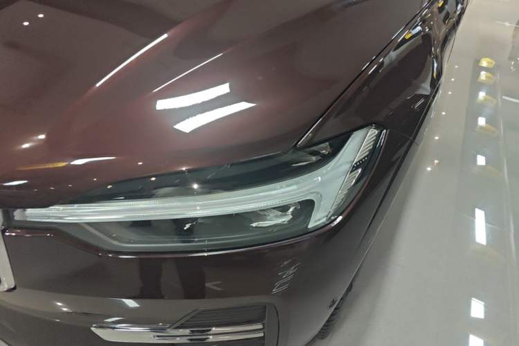 Used Volvo XC60 New Energy 2026 Model Plug-in Hybrid Long-Range Four-Wheel Drive Zhiyuan Luxury Edition Left Front Headlight