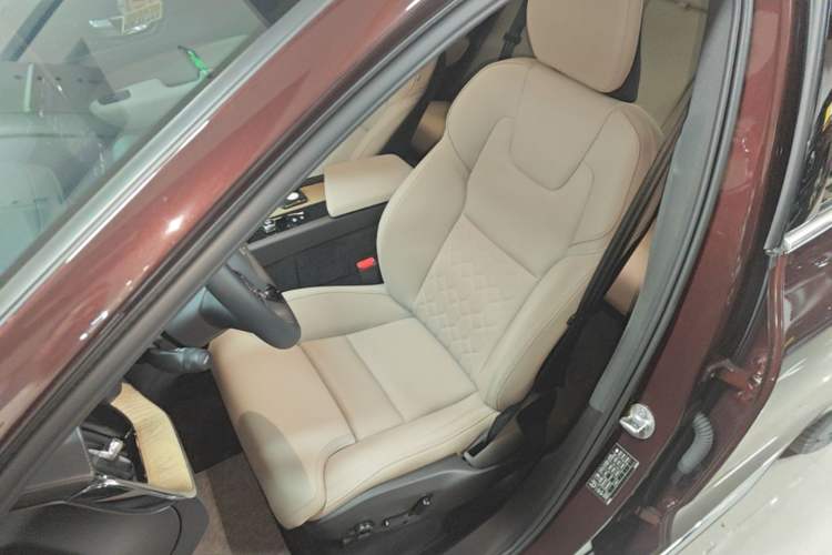 Used Volvo XC60 New Energy 2026 Model Plug-in Hybrid Long-Range Four-Wheel Drive Zhiyuan Luxury Edition Left Front Seat