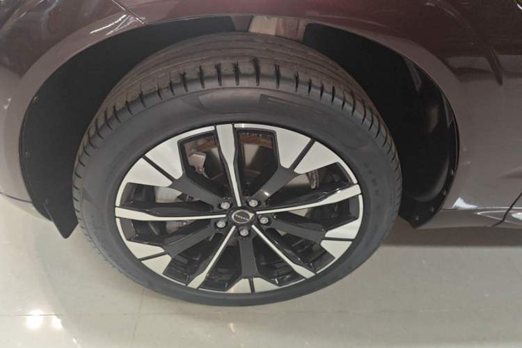 Used Volvo XC60 New Energy 2026 Model Plug-in Hybrid Long-Range Four-Wheel Drive Zhiyuan Luxury Edition Left Front Wheel Hub