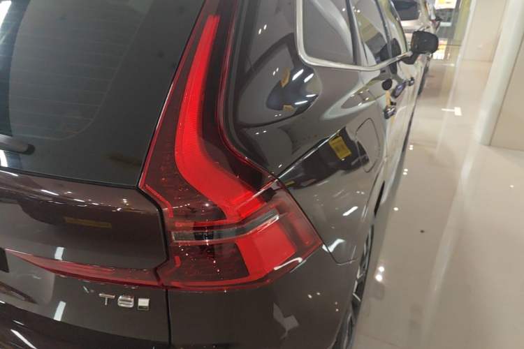 Used Volvo XC60 New Energy 2026 Model Plug-in Hybrid Long-Range Four-Wheel Drive Zhiyuan Luxury Edition Right Rear Taillight