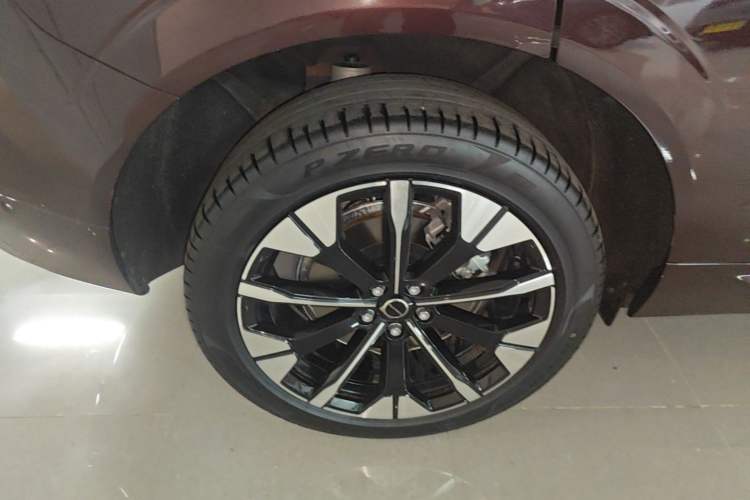 Used Volvo XC60 New Energy 2026 Model Plug-in Hybrid Long-Range Four-Wheel Drive Zhiyuan Luxury Edition Right Rear Wheel Hub