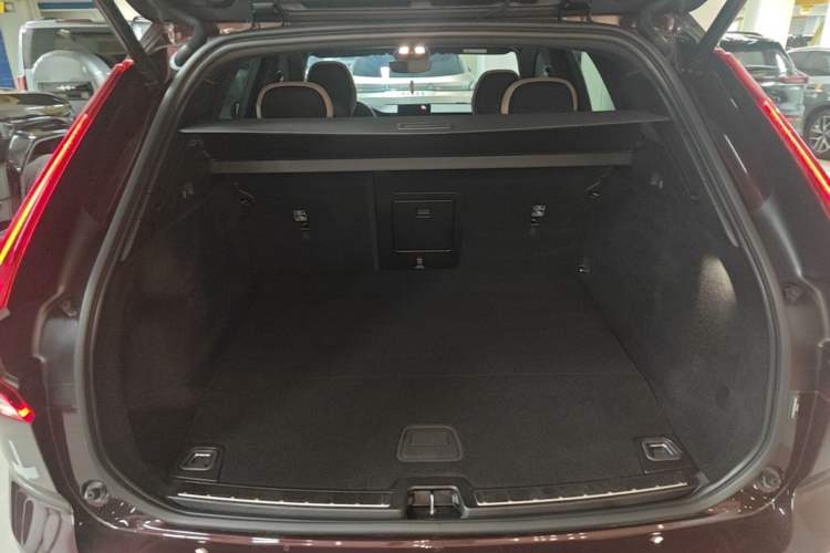 Used Volvo XC60 New Energy 2026 Model Plug-in Hybrid Long-Range Four-Wheel Drive Zhiyuan Luxury Edition Trunk