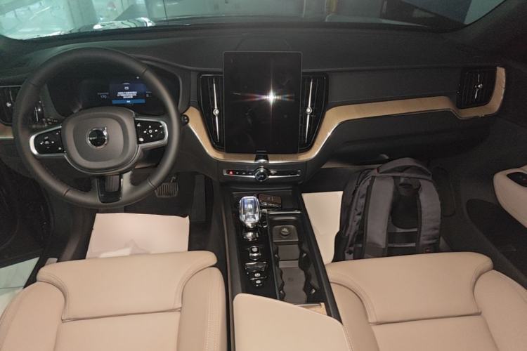 Used Volvo XC60 New Energy 2026 Model Plug-in Hybrid Long-Range Four-Wheel Drive Zhiyuan Luxury Edition Center Console