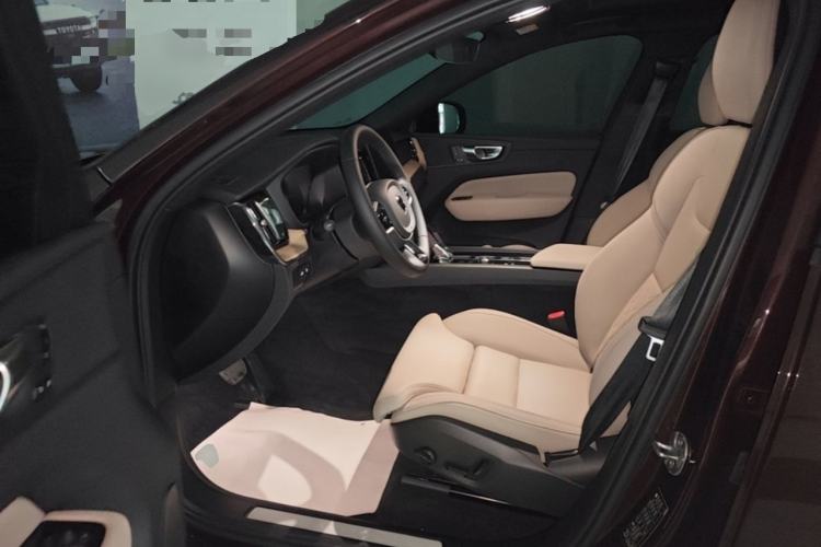 Used Volvo XC60 New Energy 2026 Model Plug-in Hybrid Long-Range Four-Wheel Drive Zhiyuan Luxury Edition Driver Seat