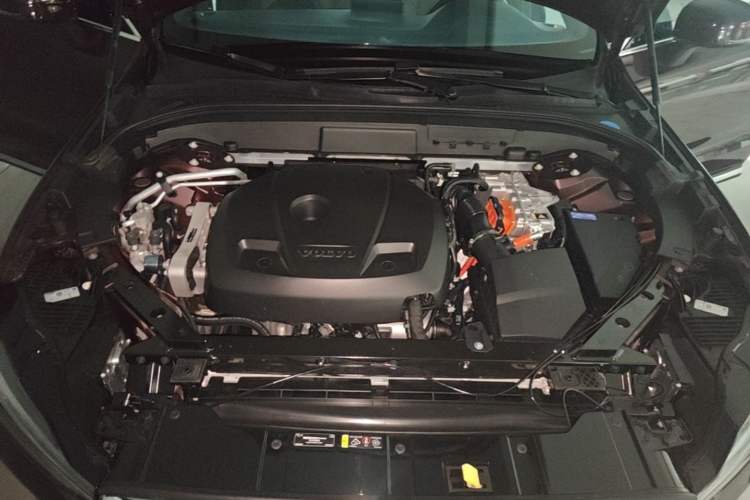 Used Volvo XC60 New Energy 2026 Model Plug-in Hybrid Long-Range Four-Wheel Drive Zhiyuan Luxury Edition Engine Bay