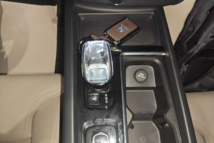 Used Volvo XC60 New Energy 2026 Model Plug-in Hybrid Long-Range Four-Wheel Drive Zhiyuan Luxury Edition Gear Lever