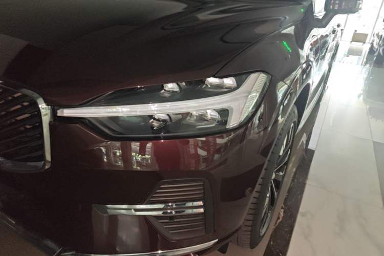 Used Volvo XC60 New Energy 2026 Model Plug-in Hybrid Long-Range Four-Wheel Drive Zhiyuan Luxury Edition Left Front Headlight