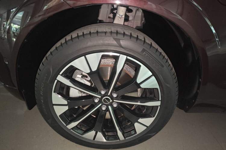Used Volvo XC60 New Energy 2026 Model Plug-in Hybrid Long-Range Four-Wheel Drive Zhiyuan Luxury Edition Left Front Wheel Hub