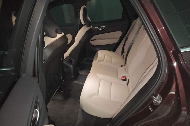 Used Volvo XC60 New Energy 2026 Model Plug-in Hybrid Long-Range Four-Wheel Drive Zhiyuan Luxury Edition Left Rear Seat