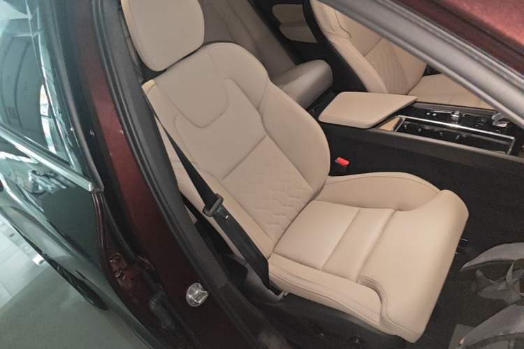 Used Volvo XC60 New Energy 2026 Model Plug-in Hybrid Long-Range Four-Wheel Drive Zhiyuan Luxury Edition Right Front Seat