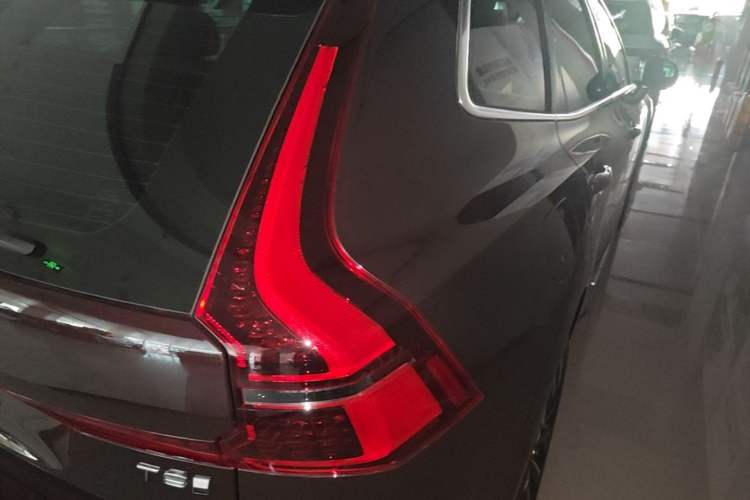 Used Volvo XC60 New Energy 2026 Model Plug-in Hybrid Long-Range Four-Wheel Drive Zhiyuan Luxury Edition Right Rear Taillight