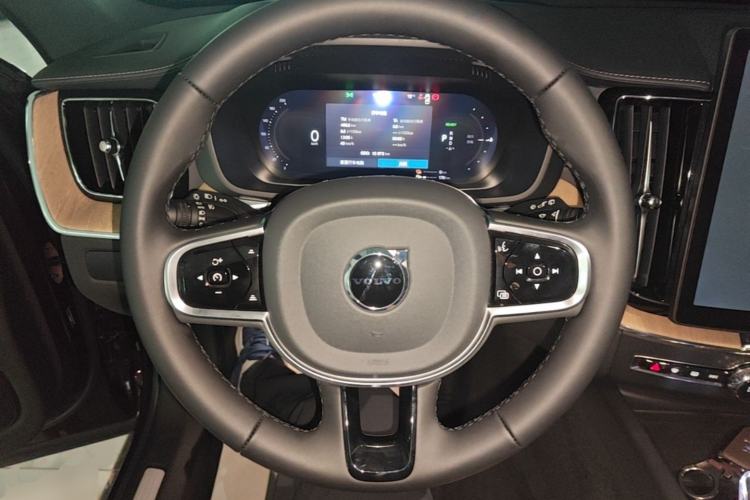 Used Volvo XC60 New Energy 2026 Model Plug-in Hybrid Long-Range Four-Wheel Drive Zhiyuan Luxury Edition Steering Wheel