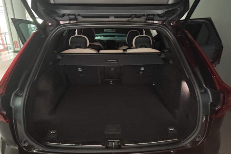 Used Volvo XC60 New Energy 2026 Model Plug-in Hybrid Long-Range Four-Wheel Drive Zhiyuan Luxury Edition Trunk