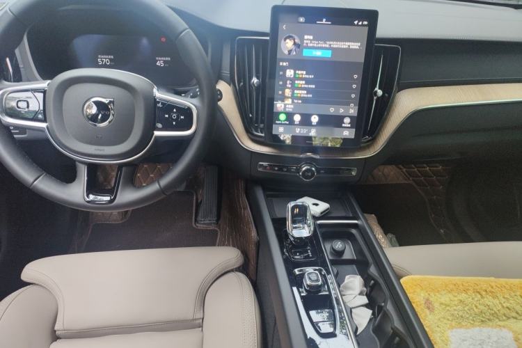 Used Volvo XC60 New Energy 2026 Model Plug-in Hybrid Long-Range Four-Wheel Drive Zhiyuan Luxury Edition Center Console