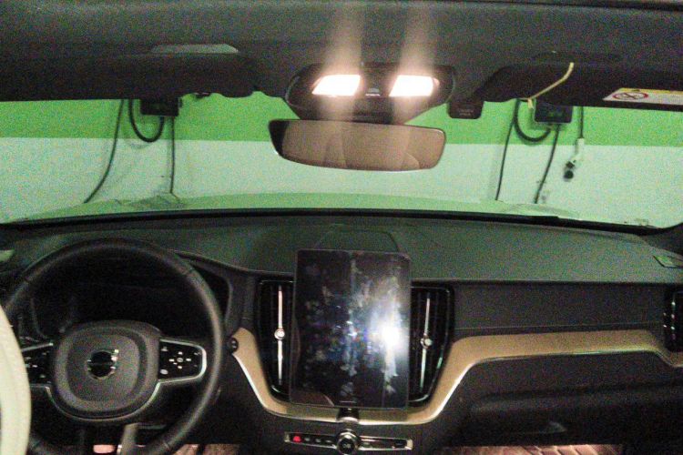 Used Volvo XC60 New Energy 2026 Model Plug-in Hybrid Long-Range Four-Wheel Drive Zhiyuan Luxury Edition Center Console