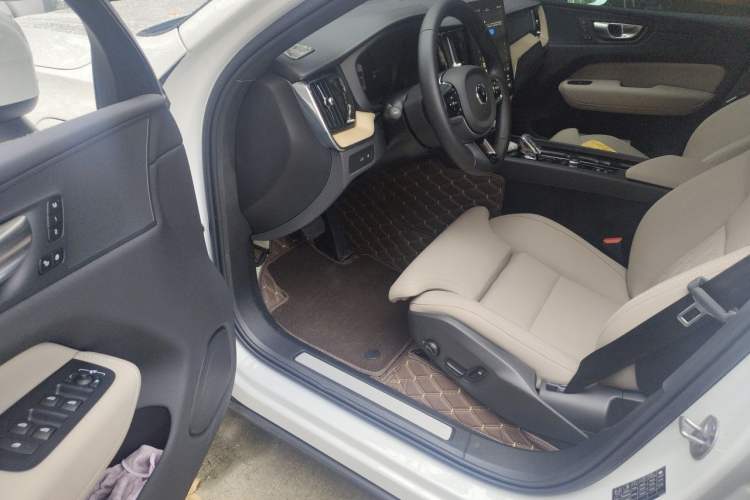 Used Volvo XC60 New Energy 2026 Model Plug-in Hybrid Long-Range Four-Wheel Drive Zhiyuan Luxury Edition Driver Seat