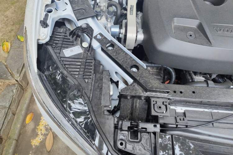 Used Volvo XC60 New Energy 2026 Model Plug-in Hybrid Long-Range Four-Wheel Drive Zhiyuan Luxury Edition Engine Bay Right