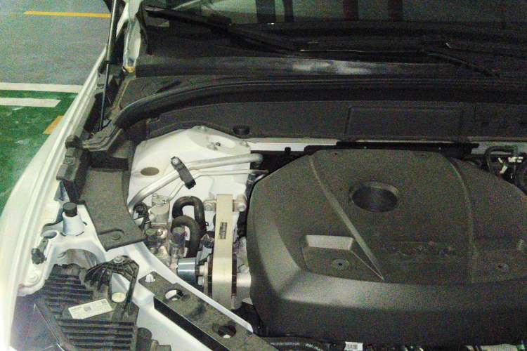 Used Volvo XC60 New Energy 2026 Model Plug-in Hybrid Long-Range Four-Wheel Drive Zhiyuan Luxury Edition Engine Bay Right