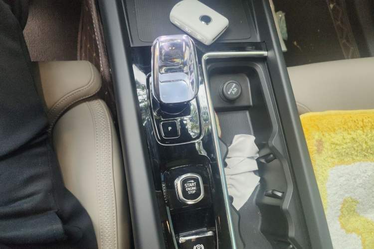 Used Volvo XC60 New Energy 2026 Model Plug-in Hybrid Long-Range Four-Wheel Drive Zhiyuan Luxury Edition Gear Lever