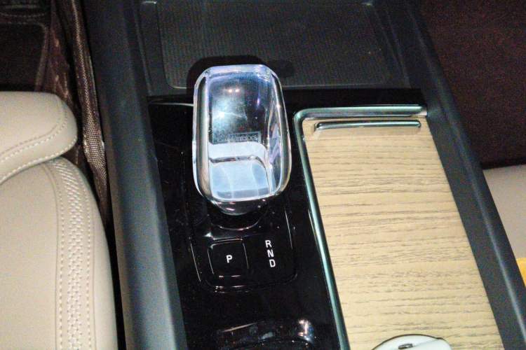 Used Volvo XC60 New Energy 2026 Model Plug-in Hybrid Long-Range Four-Wheel Drive Zhiyuan Luxury Edition Gear Lever