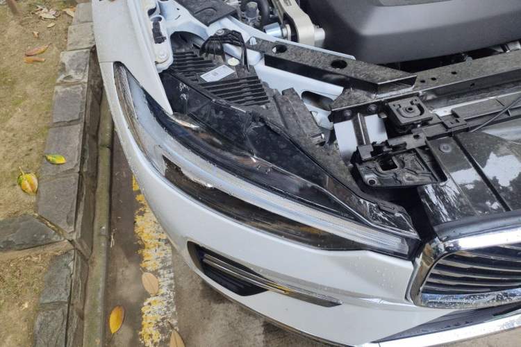 Used Volvo XC60 New Energy 2026 Model Plug-in Hybrid Long-Range Four-Wheel Drive Zhiyuan Luxury Edition Right Front Headlight
