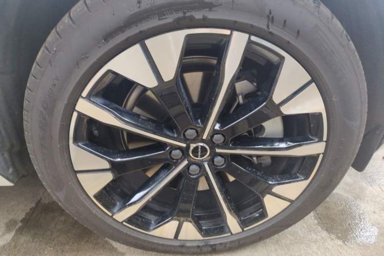 Used Volvo XC60 New Energy 2026 Model Plug-in Hybrid Long-Range Four-Wheel Drive Zhiyuan Luxury Edition Right Front Wheel Hub
