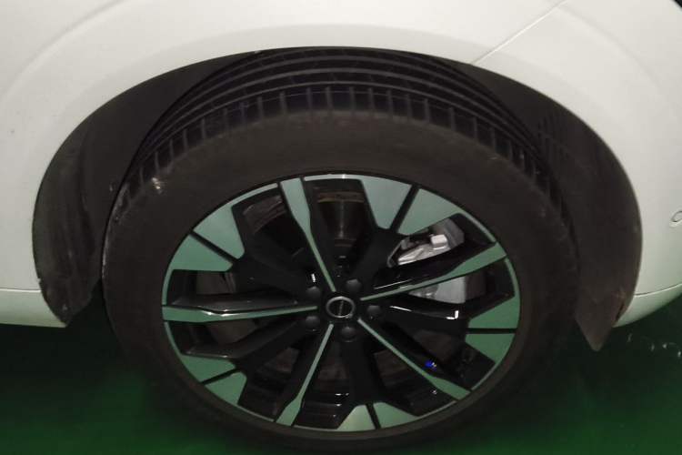 Used Volvo XC60 New Energy 2026 Model Plug-in Hybrid Long-Range Four-Wheel Drive Zhiyuan Luxury Edition Right Front Wheel Hub