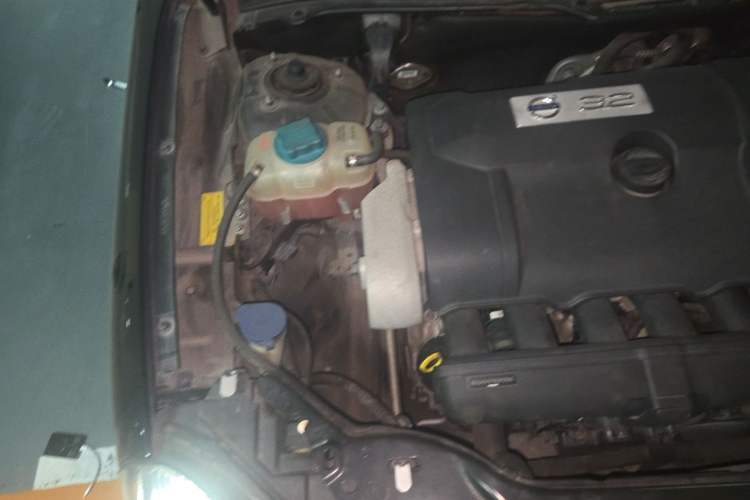 Used Volvo XC90 2010 3.2 AWD Sport Edition Engine Bay Right