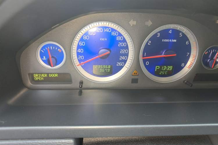 Used Volvo XC90 2010 3.2 AWD Odometer Close Up