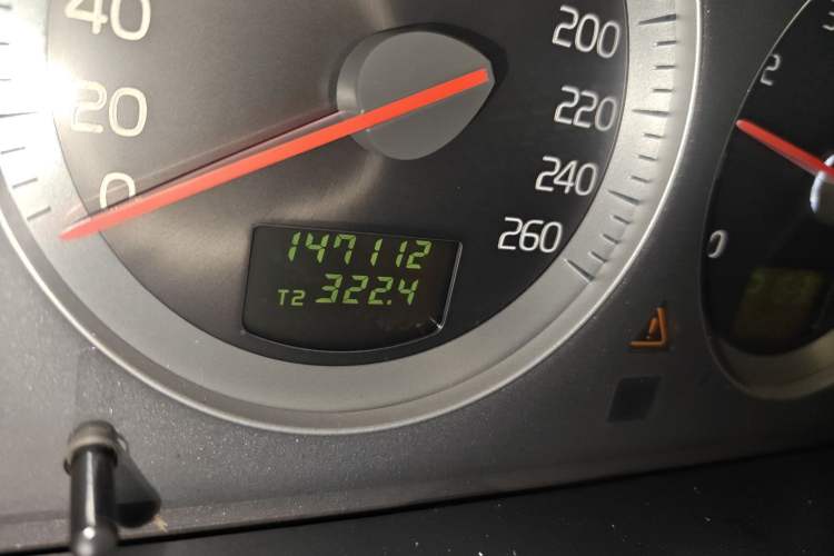 Used Volvo XC90 2010 2.5T AWD Odometer Close Up