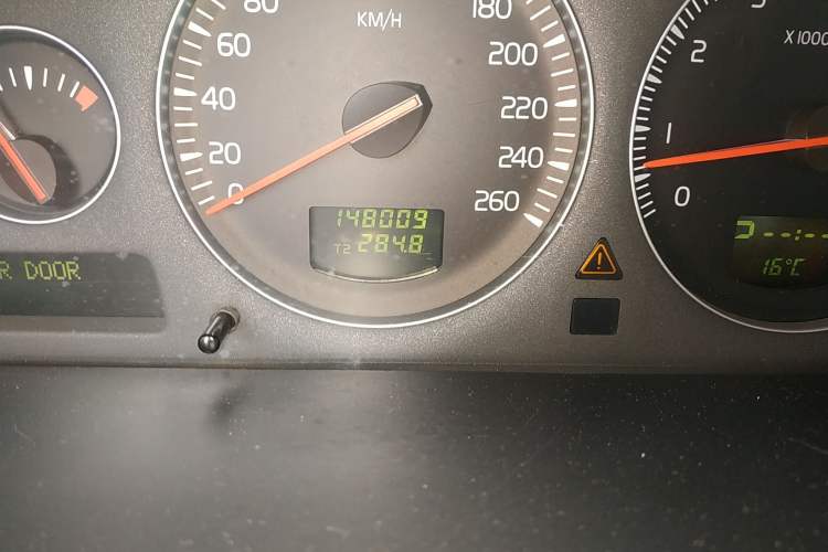 Used Volvo XC90 2010 2.5T AWD Odometer Close Up