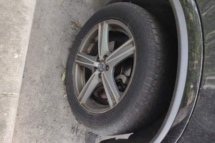 Used Volvo XC90 2010 2.5T AWD Sport Edition Right Front Wheel Hub