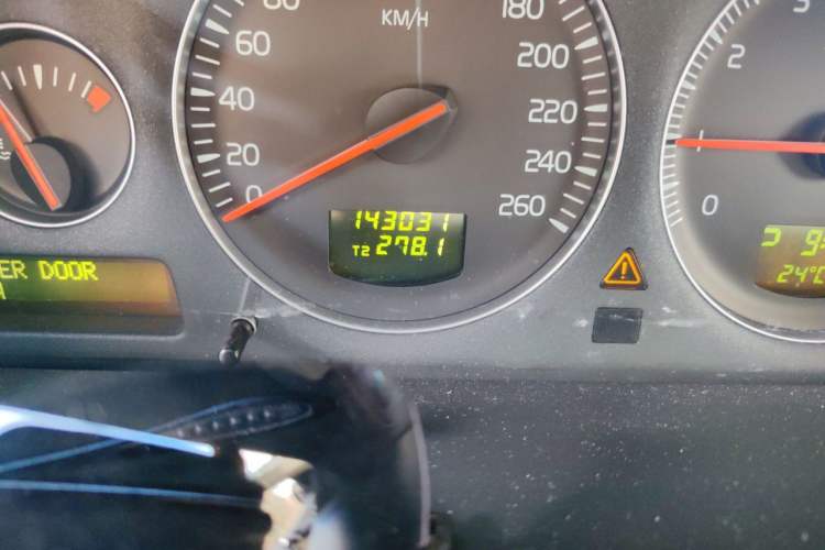 Used Volvo XC90 2010 2.5T AWD Odometer Close Up