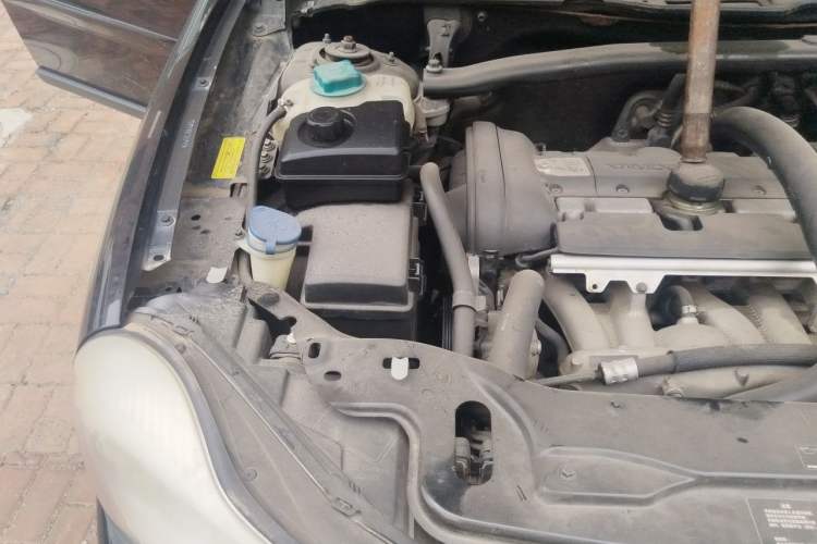 Used Volvo XC90 2011 2.5T AWD Engine Bay Right