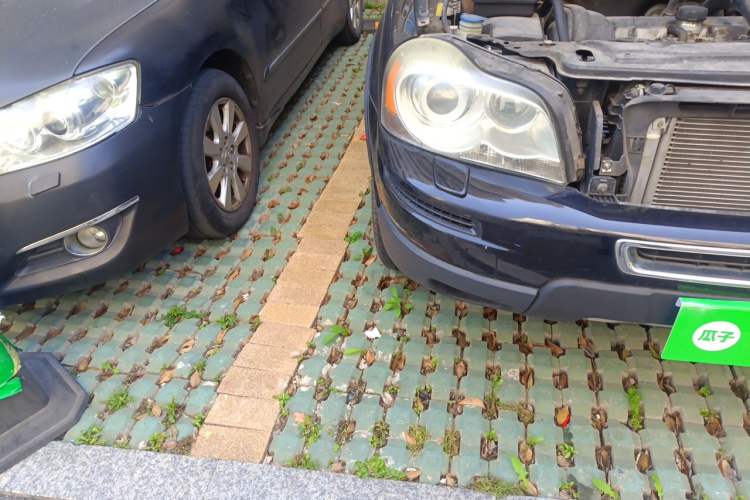 Used Volvo XC90 2011 2.5T AWD Engine Bay Right