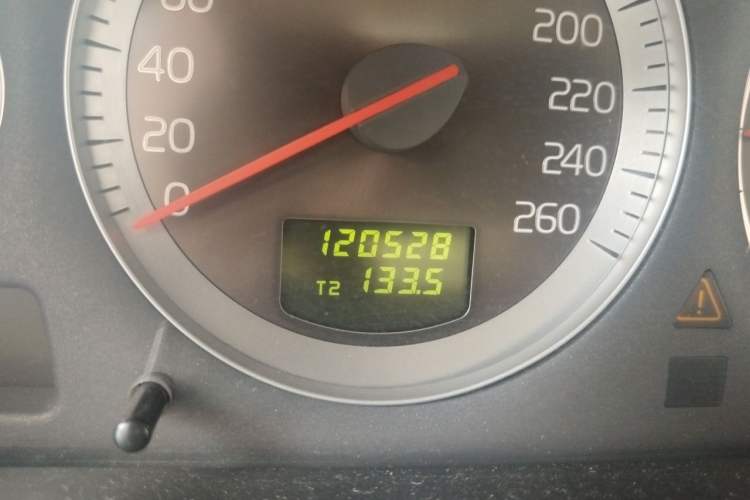 Used Volvo XC90 2011 2.5T AWD Odometer Close Up